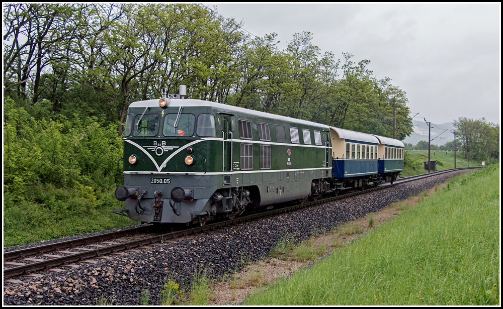 Zwecks �berstellungen von Wagen war �GEG 2050.05 am 11. Mai 2013 unterwegs.
Hier als SLP -GySEV-Zugnummer ist mir leider nicht bekannt- (Sopron - Ebenfurth), aufgenommen zwischen M�llendorf und Neufeld an der Leitha.
