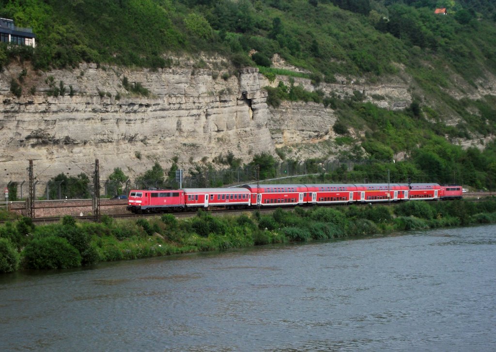 Zwei 111er sind mit dem RE 4618 nach Frankfurt(M)Hbf am 12.Juli 2011 bei Retzbach unterwegs.
