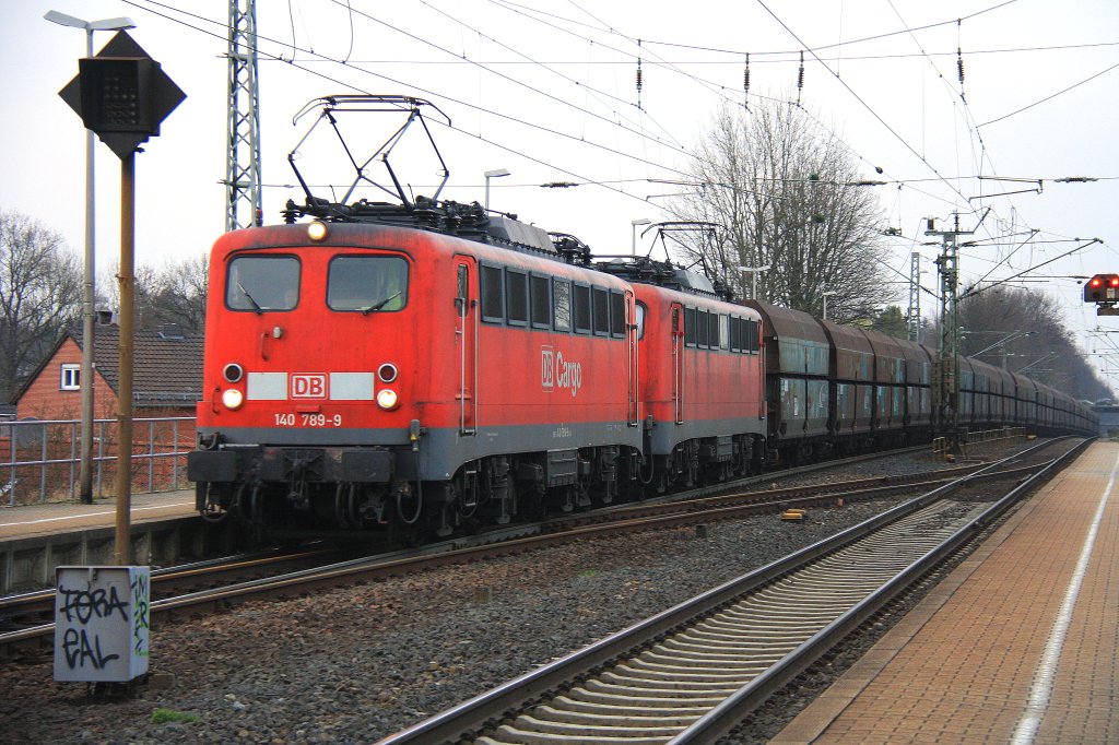 Zwei 140er DB Cargo und DB kommen als Umleiter mit einem sehr langen Kohlenleerzug durch den Bahnhof Kohlscheid und fahren nach Aachen-West und fhrt weiter nach Zandvliet(B) ber Montzen(B),Vise bei Abendstimmung. am 20.3.2012.