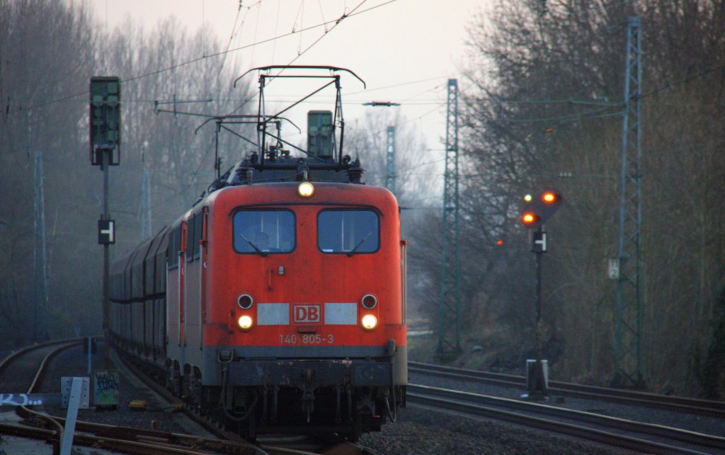 Zwei 140er von DB und DB Cargo durchfahren den Kohlscheider-Bahnhof als Umleiter mit einem Kohlenzug aus  Aachen-West in Richtung Herzogenrath und weiter nach Mannheim ber Neuss und Kln bei Abendstimmung. am 15.3.2012.