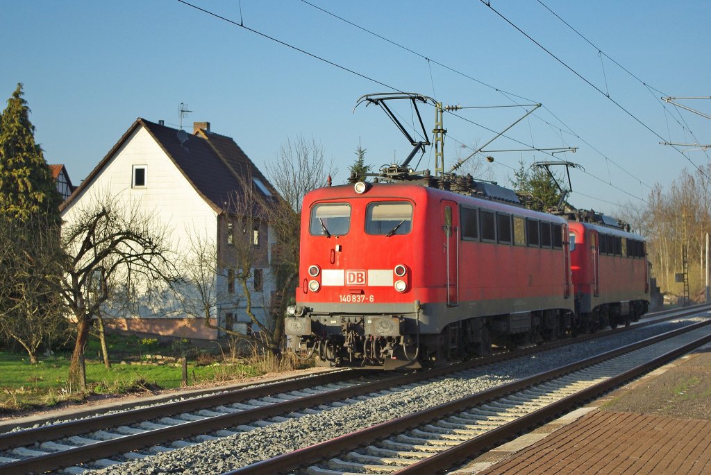 Zwei 140er (vorneweg 140 837-6) durchfahren Lz den Haltepunkt Ludwigsau Friedlos in Richtung Sden. Aufgenommen am 06.04.2010.