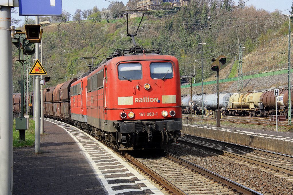 Zwei 151er von Railion kommen durch Linz am Rhein mit einem Erzzug aus Rotterdam nach Dilligen an der Saar am 3.4.2012.