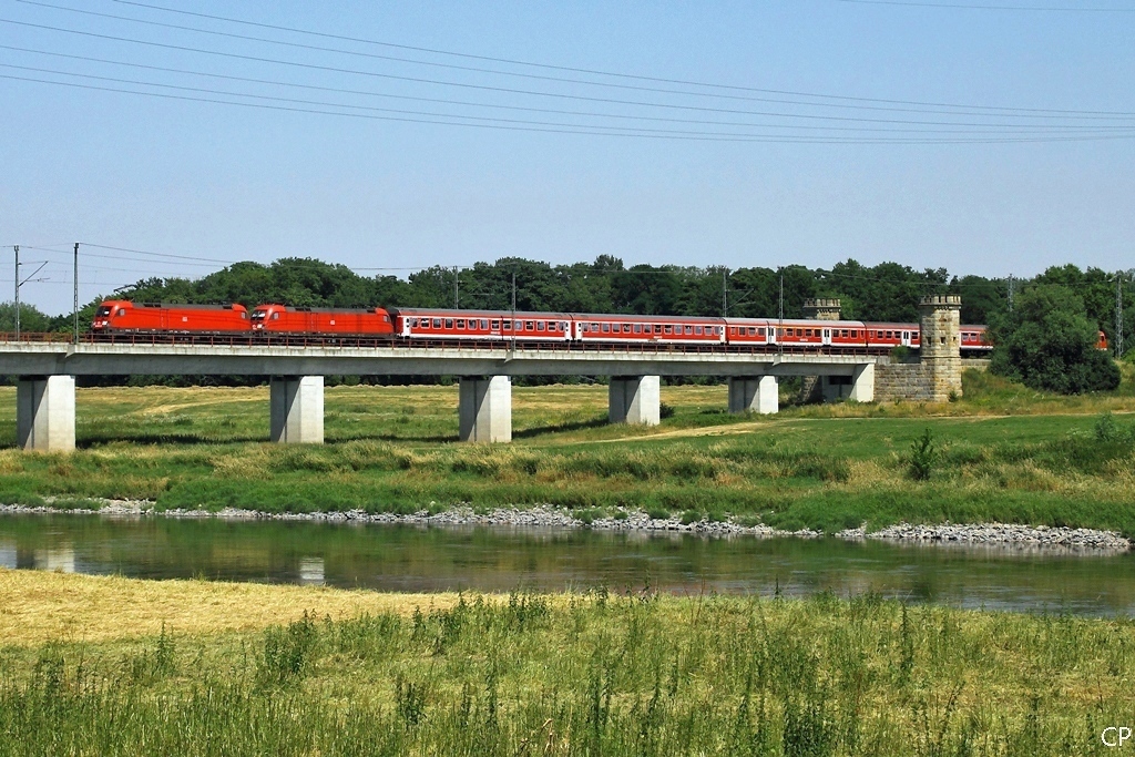 Zwei 182er schieben den RE nach Cottbus ber die Elbbrcke in Torgau. (9.7.2010)
