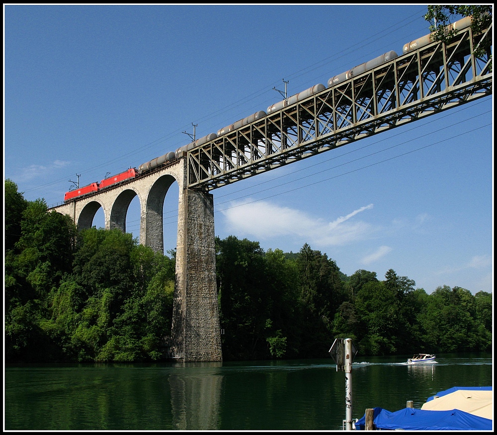Zwei 185er auf dem Eglisauer-Rheinviadukt.
Das Bauwerk stammt aus dem Jahr1895 ist 440m lang und 60m hoch.
Mai 2007