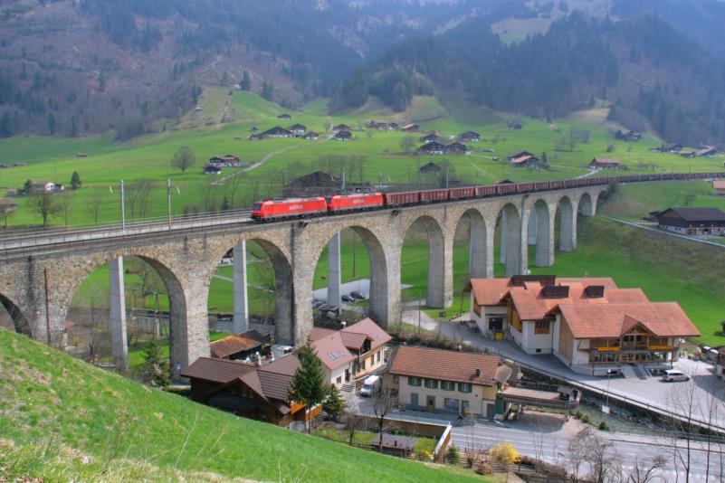 Zwei 185er der Railion auf dem Kanderviadukt; 14.04.2010