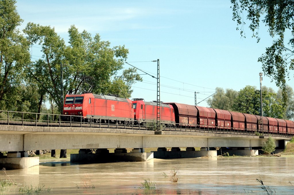 Zwei 185er ziehen einen leeren Erzzug von Linz kommend am 02.06.2010 ber die Isar bei Plattling.