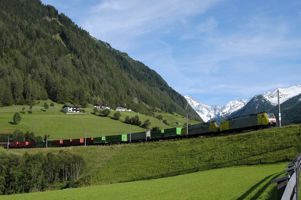 Zwei 189er von MRCE Dispolok, vermietet an Lokomotion, ziehen vor der Kulisse der mit Neuschnee bedeckten Berge am Ende des Valser Tals in der St. Jodoker Kurve einen KLV-Zug in Richtung Brenner, 02.09.10