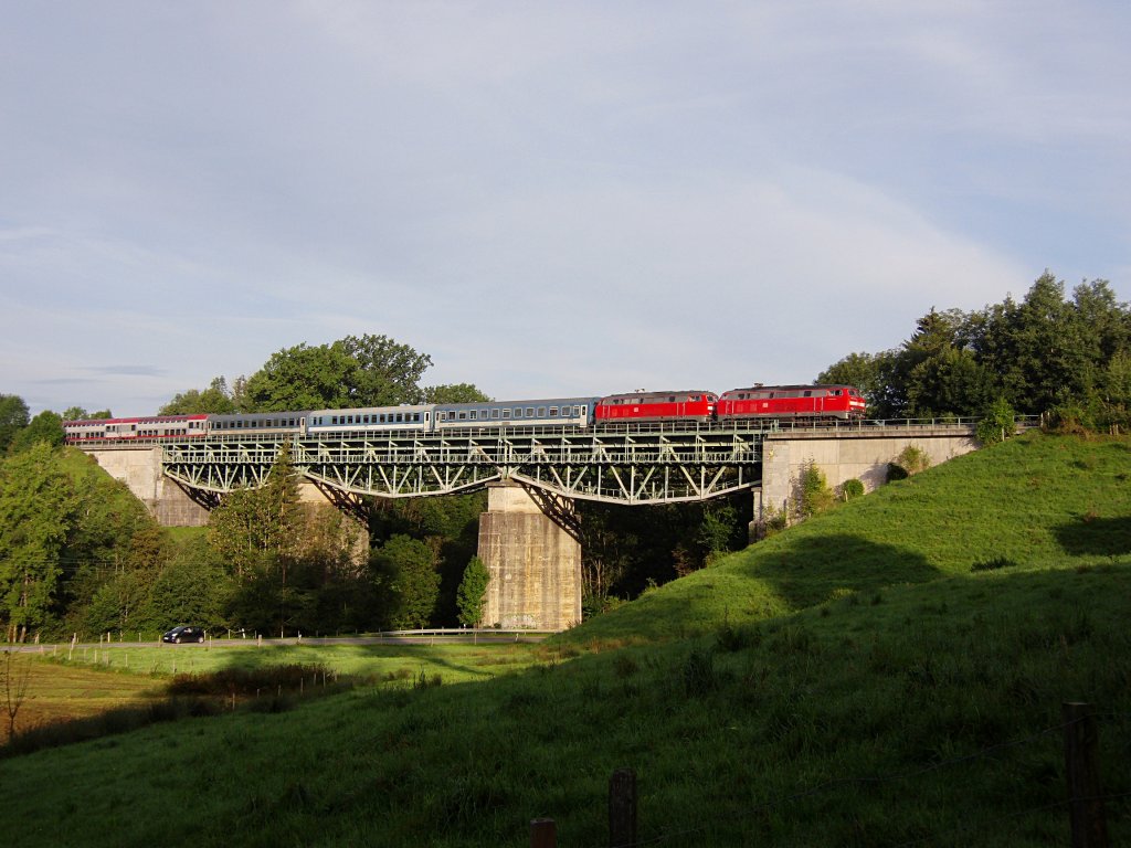Zwei 218er ziehen am 12.08.2011 bei Maria-Thann einen umgeleiteten EN Richtung Lindau. Nach einem Plan htte es EN 88842 sein sollen aber laut Sichtungsmeldungen in einem Forum war es EN 13466 von Budapest nach Zrich.