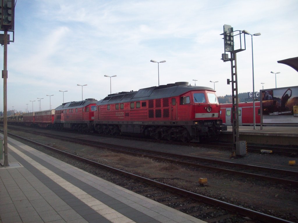 Zwei 232 ziehen Gterzug Richtung Plauen, durch Bahnhof Hof.(31.10.09)
