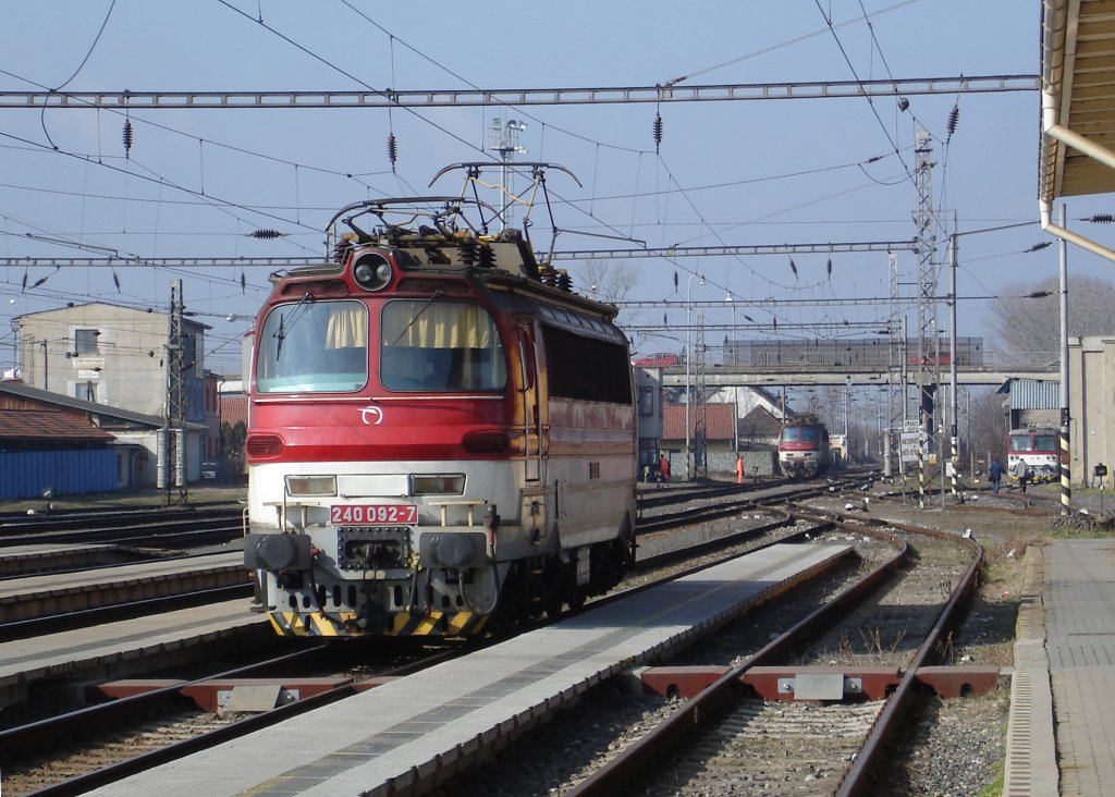 Zwei 240er (092, 081) unter der Frhlingssonne in Bahnhof Levice/Lewenz zwischen Planeinstze in der West- und Mittelslowakei