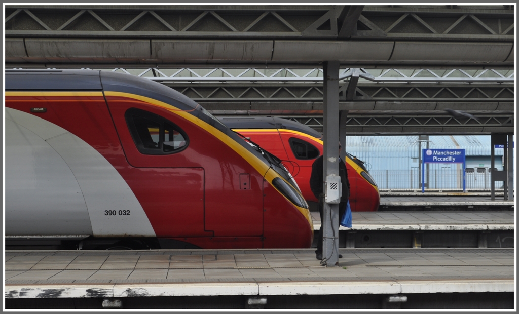 Zwei 390er treffen sich in Manchester Picadilly. (17.08.2011)