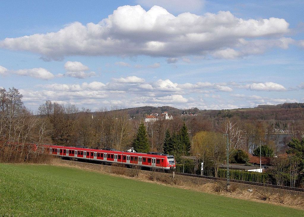 Zwei 423 sind als S8 zwischen Herrsching und 
 Seefeld-Hechendorf unterwegs. 29.3.10