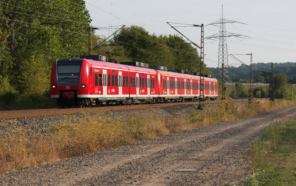 Zwei 425er oder zwei 426er in Doppeltraktion kann man fter im Saarland beobachten, seltener ist schon das Gespann von einem 426er und einem 425er.
426 039 ist mit einem 425er im Schlepp auf der Relation RB 71 bei Ensdorf nach Trier unterwegs.
KBS 685 am 10.09.2012 