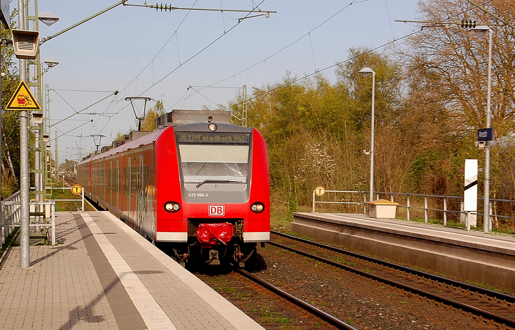 Zwei 425ziger im HP Anrath, sie fahren mit gut 120 KM/h durch. Sie sind auf der RE11 unterwegs. 10.April 2011
