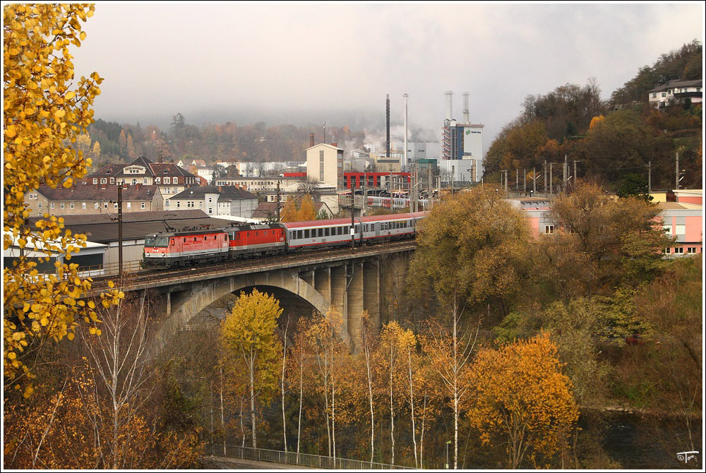 Zwei 44er ziehen den IC 531 von Wien Meidling nach Villach. 
Bruck an der Mur 6.11.2010