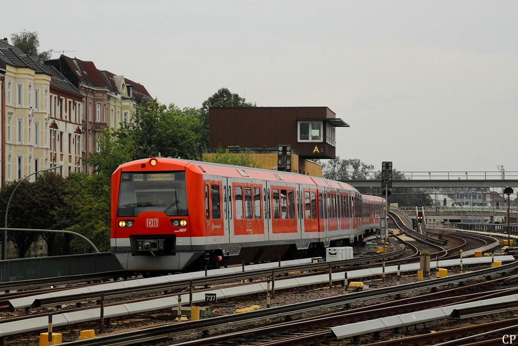 Zwei 474 als S-1 auf der Fahrt zum Flughafen bzw. Poppenbttel in Hamburg-Altona vor dem Stellwerk As. (27.8.2011)