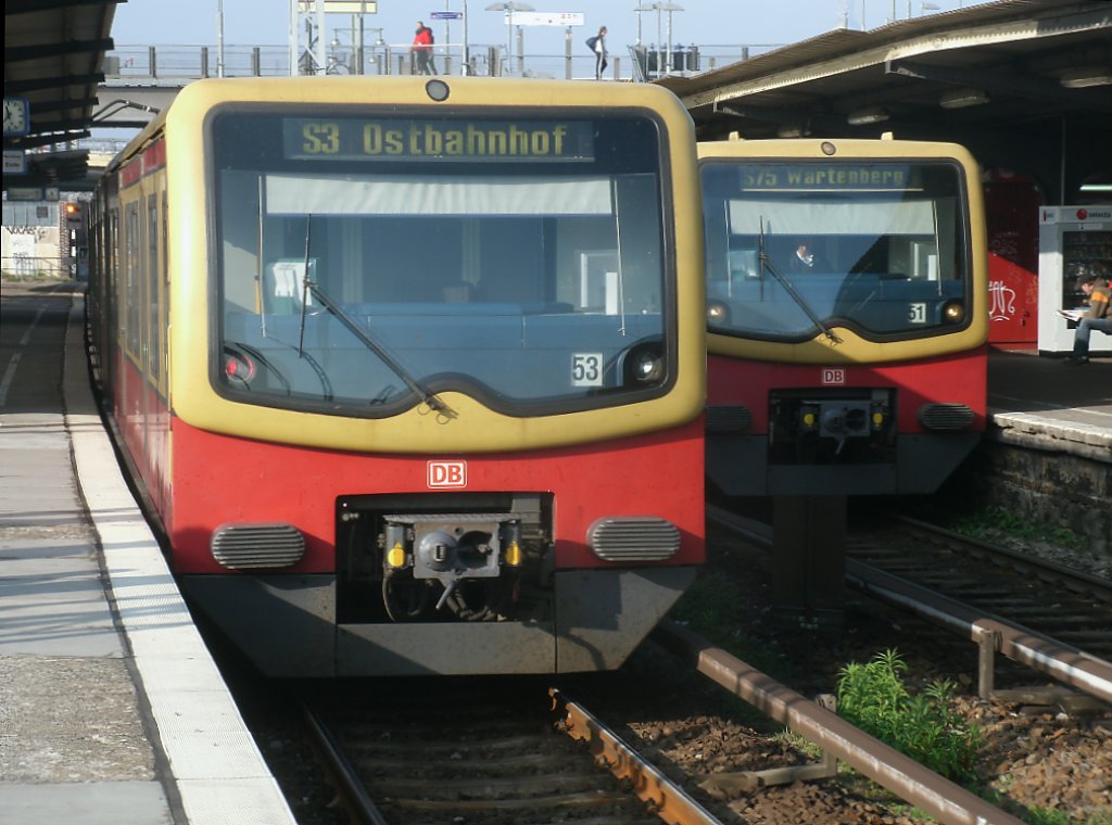 Zwei 481er Triebwagen,von der Berliner S-Bahn,am 29.Oktober 2011,in Berlin Warschauer Strae.