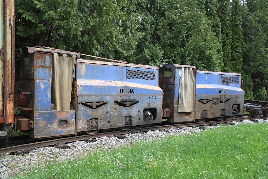 Zwei 600mm Grubenlokomotiven mit den Betriebsnummern 1 und 2 am 28.April 2013 im Feld- und Industriebahnmuseum (FIM) in Freiland.