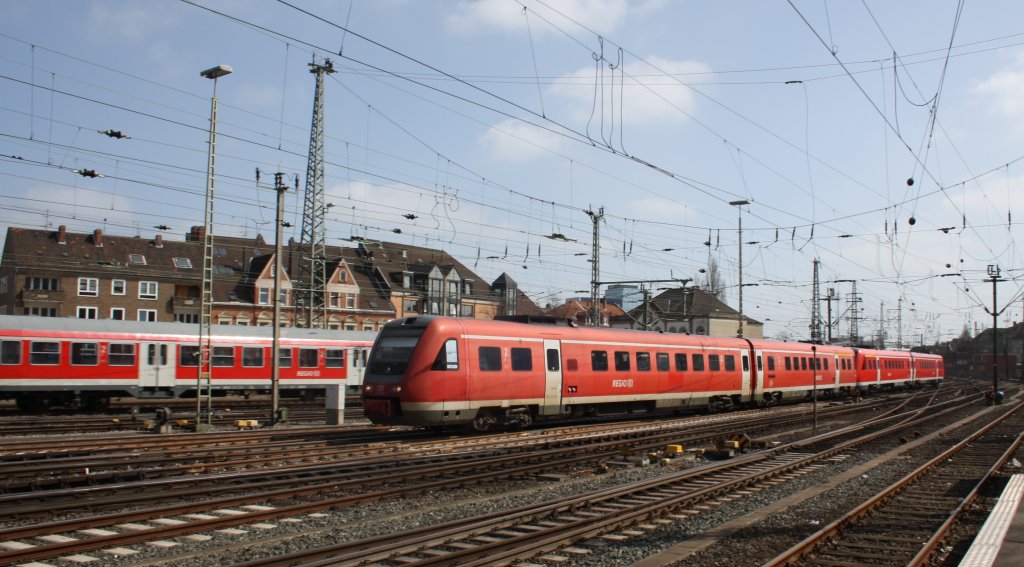 Zwei 612 er fahren am 09.04.2011 in Hannover HBF ein.