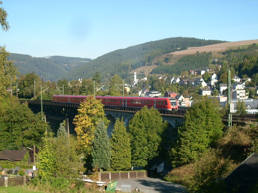 Zwei 612er berqueren am 01.10.2011 als Regionalexpress Saalfeld/Saale - Lichtenfels - Bayreuth Hbf/ Hof Hbf die Trogenbachbrcke in Ludwigsstadt auf der Frankenwaldbahn.