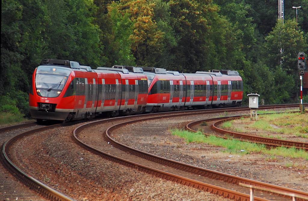 Zwei 644 fahren in den Bahnhof Erftstadt ein, an diesem Sonntag den 21.8.2011.