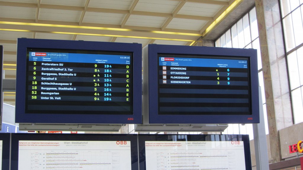 Zwei Abfahrtstafeln der Wiener Linien in Wien Westbahnhof am 8.4.2012.