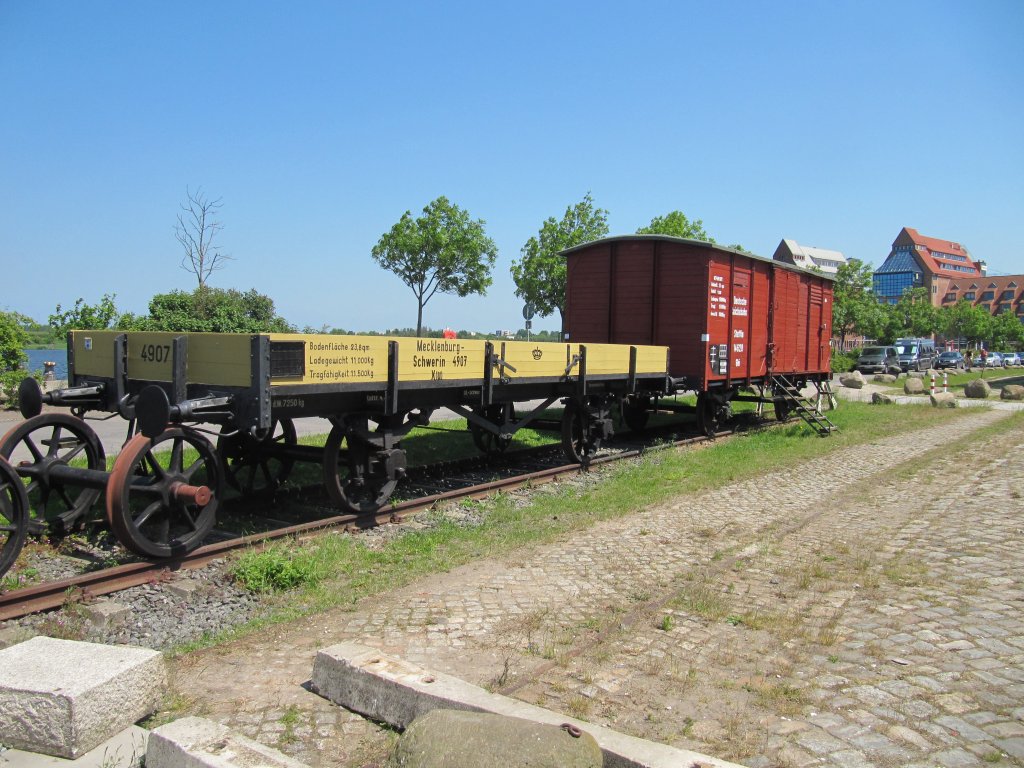 Zwei abgestellte ehemalige Gterwagen im Hafengebiet Rostock am 6.8.2013.
(geschlossener Gterwagen Deutsche Reichsbahn Stettin 14628 und Niederbordwagen Mecklenburg Schwerin 4907.)
