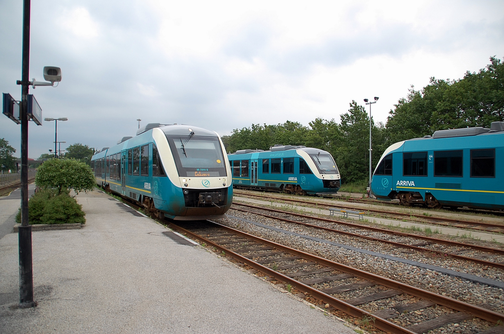 Zwei abgestellte Lint 41 stehen auf den Abstellgleisen und an Gleis 3 fhrt gerade der 95 86 002 2044-5 von ARRIVA nach Esbjerg aus dem Bahnhof Varde