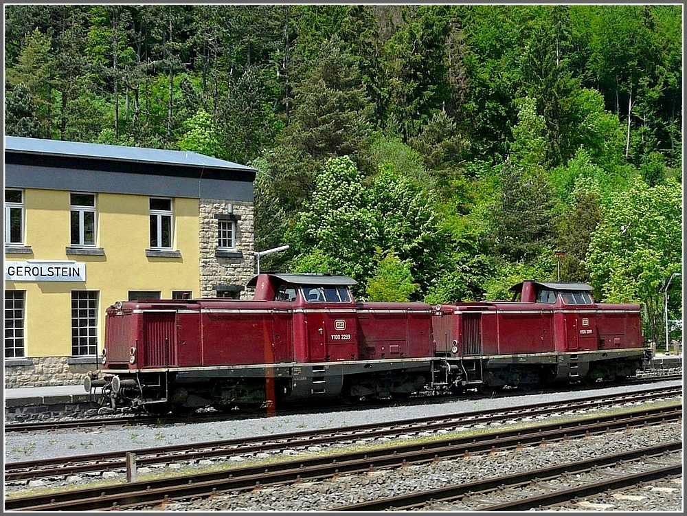 Zwei abgestellte V 100 konnten am 06.06.10 aus dem fahrenden VEB Schienenbus in Gerolstein aufgenommen werden. (Jeanny)
