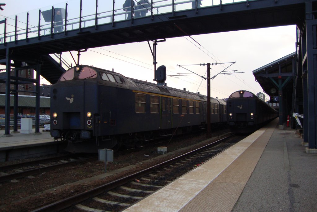 Zwei ADns-e Steuerwagen am Bahnhof sterport. 24-11-09