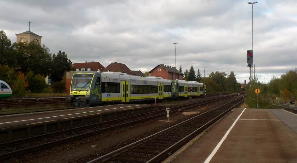 Zwei agilis Triebwagen BR 650 in Weiden (Oberfalz) Am 09.10.2011 bei der Ausfahrt aus Gleis 3 in Richtung Bayreuth. Endhaltepunk ist Kulmbach