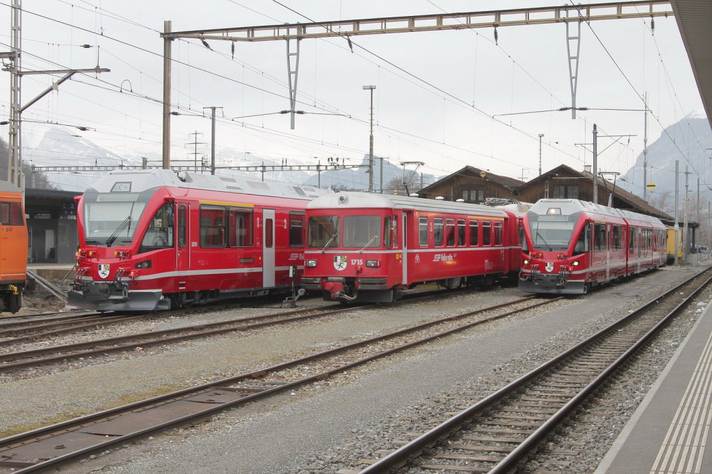Zwei Allegra Triebzge ABe 8/12 haben  einen Vorgnger  in die Mitte genommen.Landquart 24.02.11