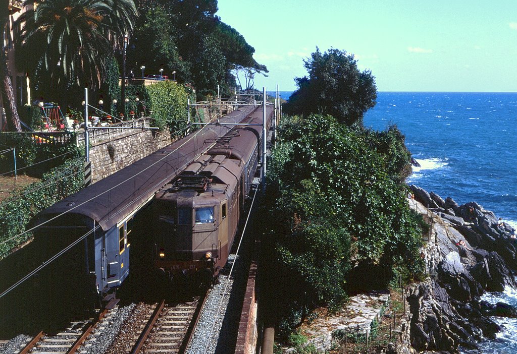 Zwei Altbau-Garnituren begegnen sich bei Rapallo, E636 177 ist mit Nahverkehrszug 11360 nach Genova unterwegs, 12.09.1993.