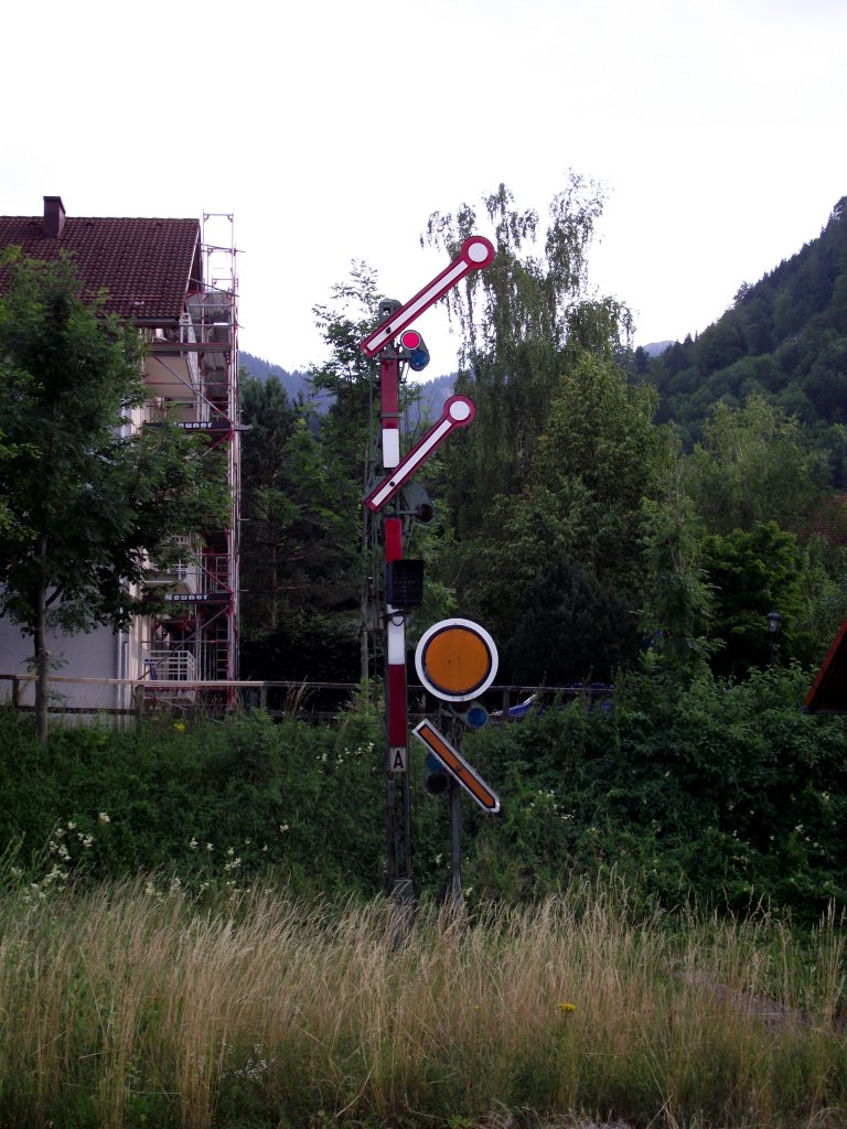 Zwei alte Signale stehen am 23.07.13 in Immenstadt