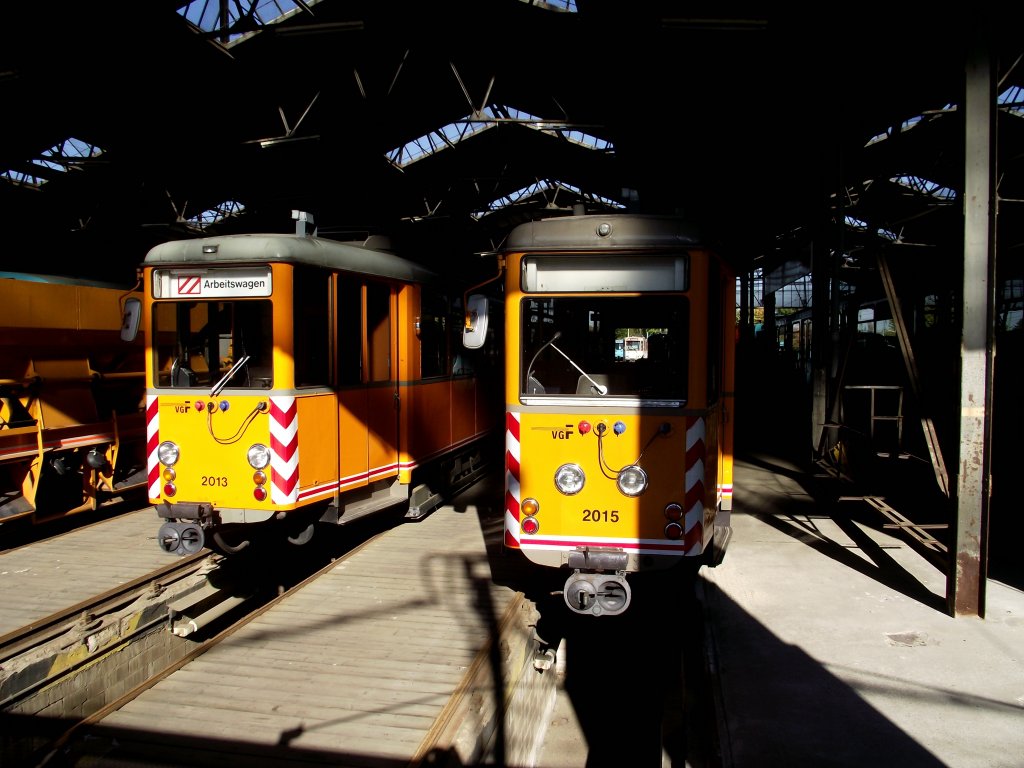 Zwei Arbeitswagen der VGF in Frankfurt Eckenheim Betriebshof �ber das Tor fotografiert am 15.10.11