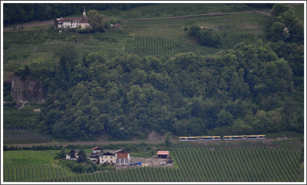 Zwei ATR 100 dder Vinschgerbahn oberhalb von Marling. (06.05.2012)