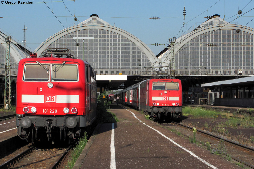 Zwei auf einen Streich. Links wartet 181 220 (ohne Prfziffer) auf den nchsten Arbeitsauftrag. Rechts ist soeben die 181 212-2  Luxembourg  mit dem IC 360 (Strabourg-Mnchen) in Karlsruhe Hbf auf Gleis 7 eingetroffen. Aufgenommen am 28.06.2011.