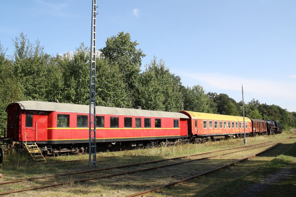 Zwei ausgediente Reisezugwagen am 16.09.2012 im Bw Falkenberg Oberer Bahnhof. Das Gelnde dient nur zur Aufbewahrung von Fahrzeugen und ist nur an wenigen Tagen im Jahr zugnglich. 

