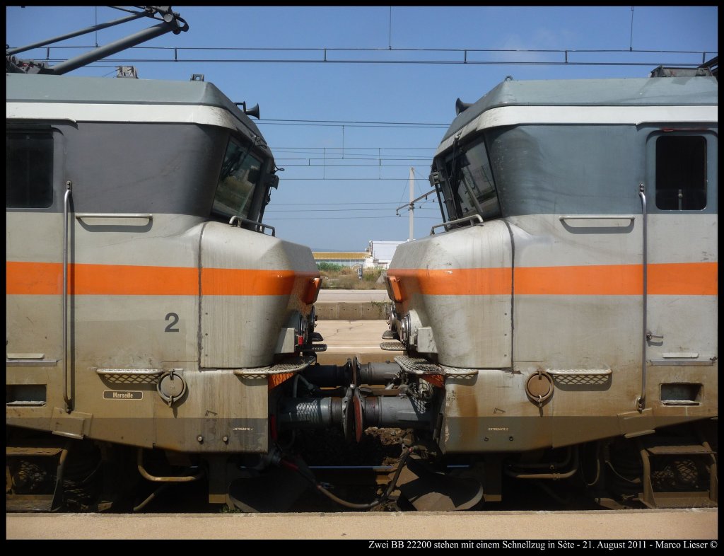 Zwei BB 22200 stehen mit einem Schnellzug in Ste (21.08.2011)