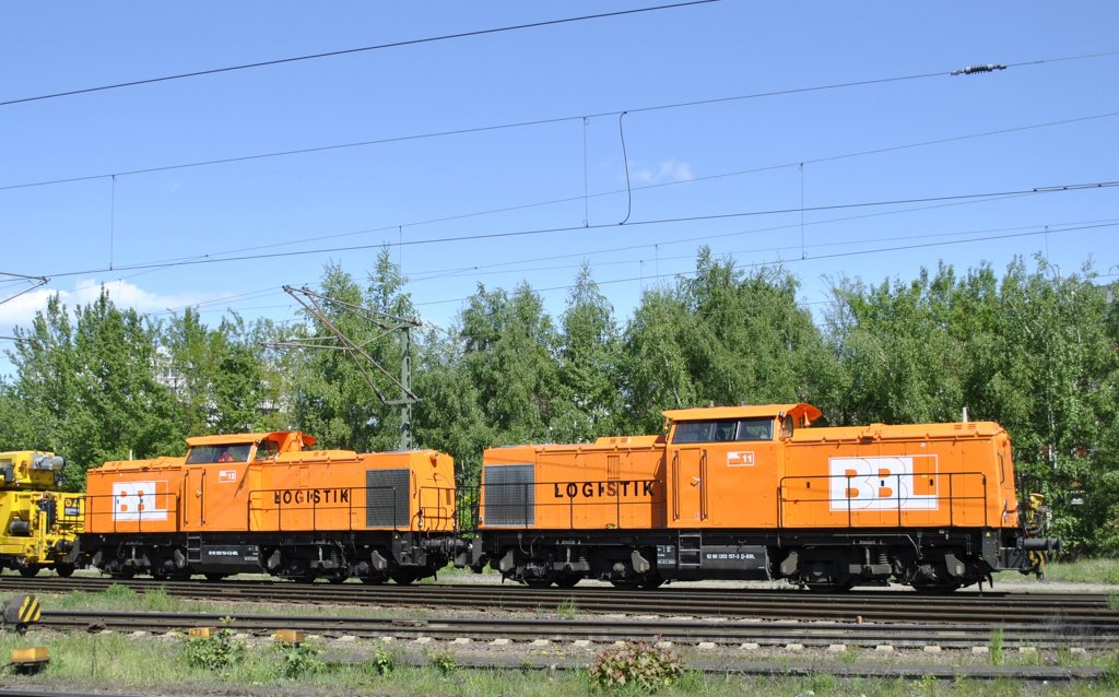 Zwei BBL-Logstik 203 Diesellok zwiehen am 03.05.2011 einen Bauzug durch Lehrte.