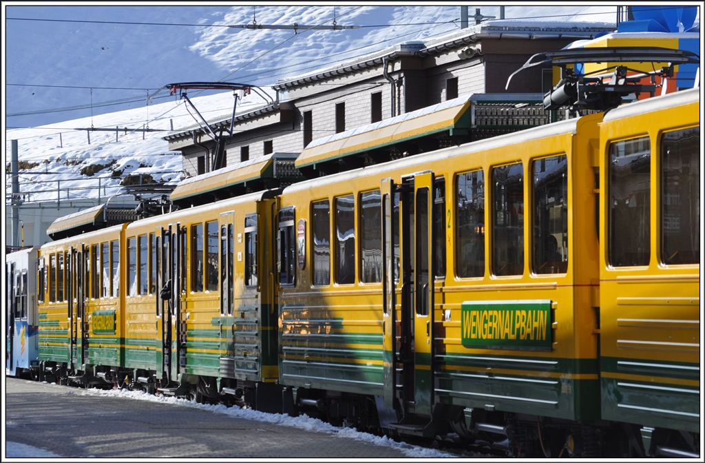 Zwei BDhe 4/8 der WAB in Kleine Scheidegg. (13.11.2012)