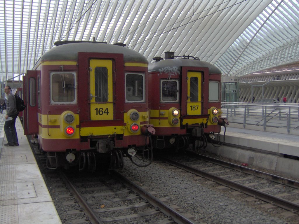 Zwei belgische Triebzge im Ltticher Bahnhof.