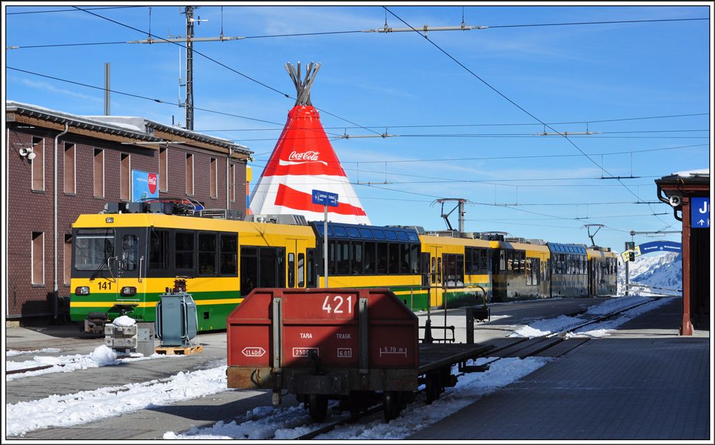Zwei Bhe 4/8 mit Niederflurmittelteil auf der kleinen Scheidegg. (13.11.2012)