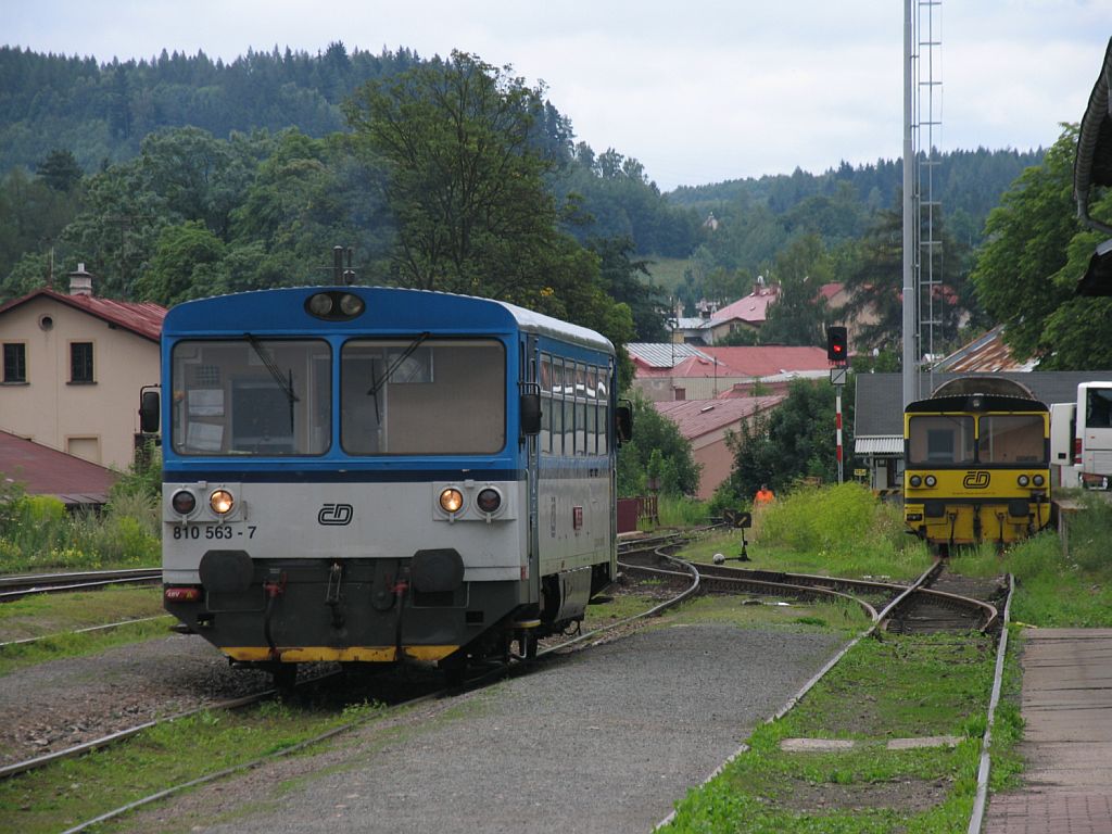 Zwei Bilder, drei verschiedene Lackierungen der BR 810: 810 563-7 auf Bahnhof Trutnov Hlavn Ndra am 1-8-2011.