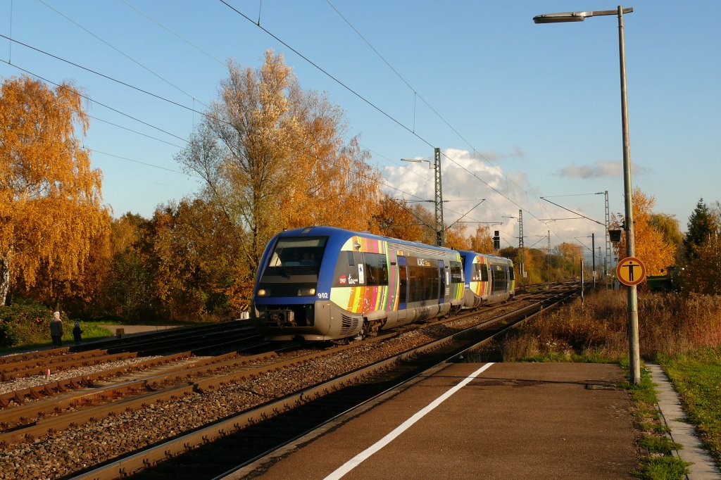 Zwei Blauwale als RB 86380 (Offenburg-Strasbourg9 am 6.11.12 in Kork. 