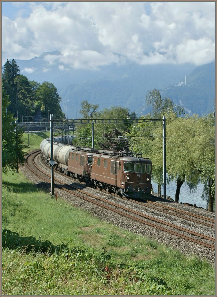 Zwei BLS Re 4/4 mit einem Zementzug Richtung Lausanne kurz nach Villeneuve am 4. August 2010