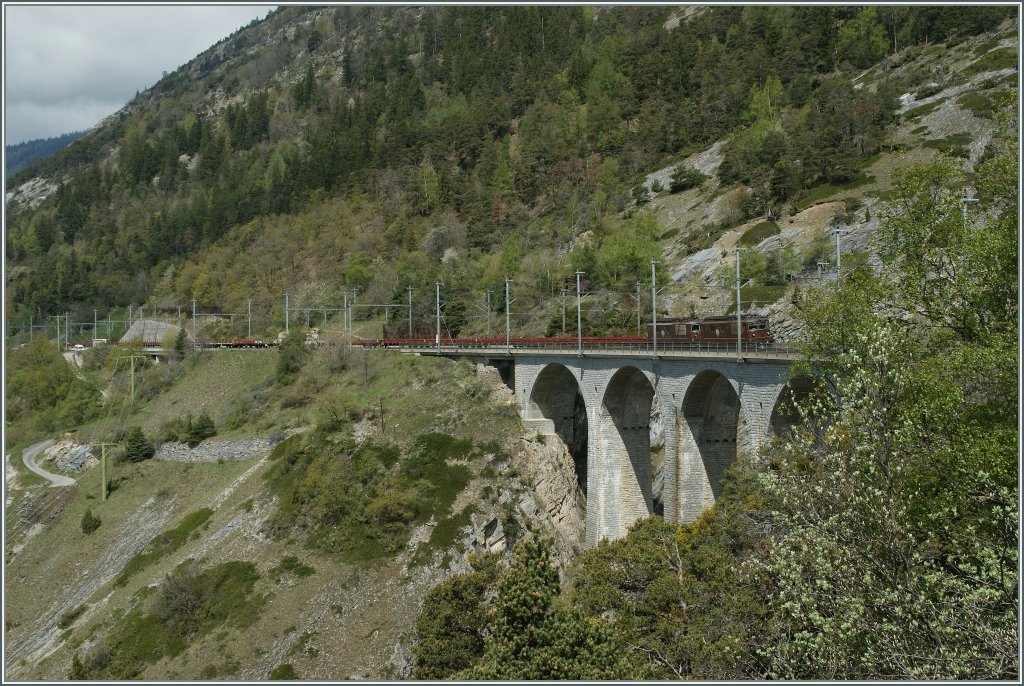 Zwei BLS Re 4/4 mit einem langen Leer-Gterzug auf dem Luogelkinn-Viadukt bei Hohtenn.
4. Mai 2013  
