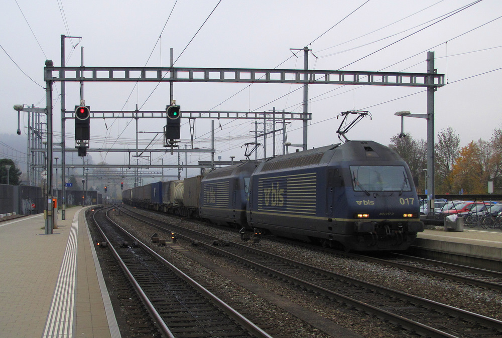 Zwei BLS Re 465 017-2 mit einem Transitgterzug in Richtung Italien sieht man hier bei der Durchfaht in Liestal. 06.11.2011