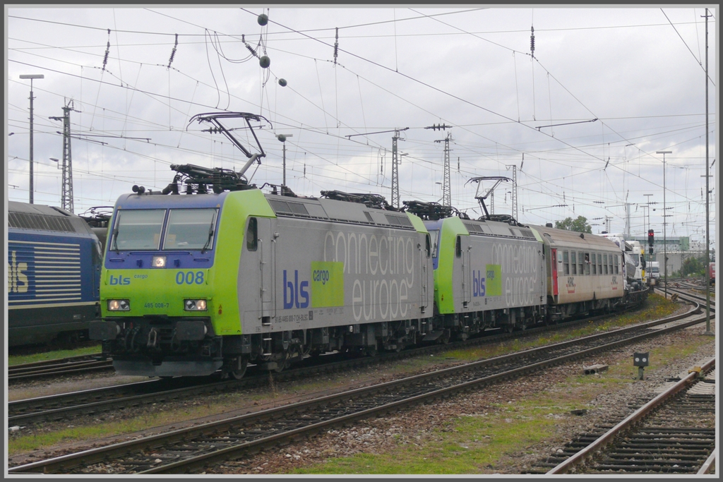 Zwei BLS Re 485 ziehen eine RoLa durch den Badischen Bahnhof in Basel. Spitzenlok ist 485 008-7. (16.09.2010) 