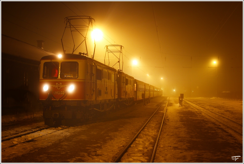 Zwei Blutorange 1099er (1099.02 + 1099 004) bespannten den R 6818 von Mariazell nach St Plten. 
Mariazell 08.12.2010